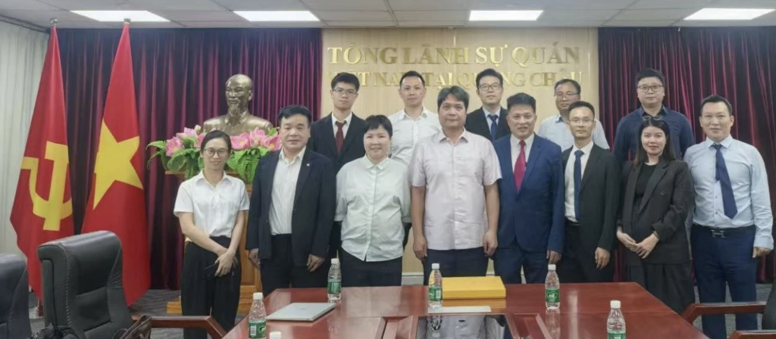 各代表合影留念。 各代表合影留念。