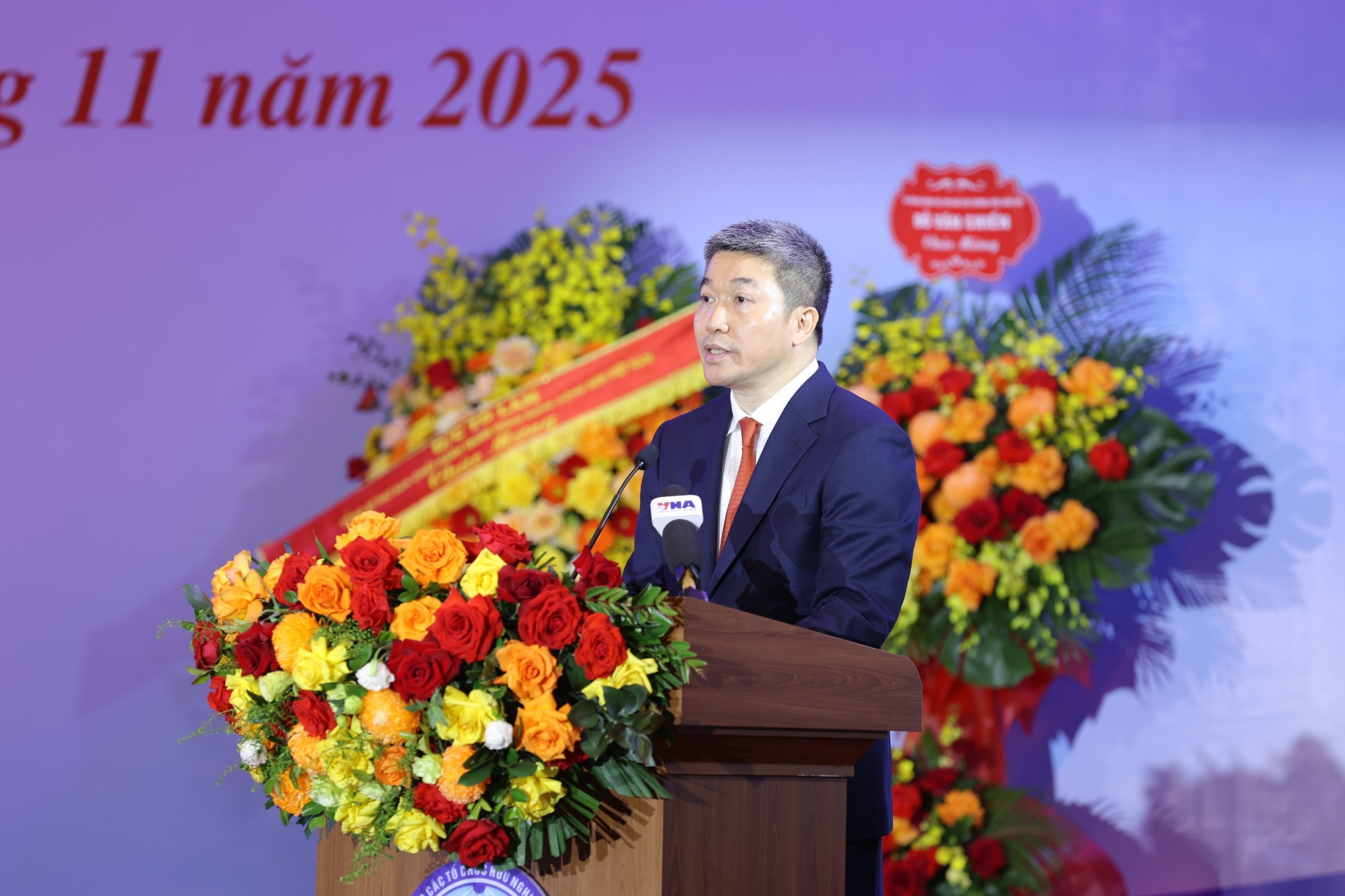 越南友好组织联合会主席潘英山在2025年11月17日于河内举行的庆祝传统日75周年暨2020-2025年阶段爱国竞赛运动总结大会上宣读致辞。（照片：丁和）