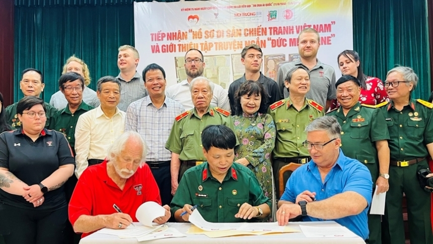 “越南军人之心”组织与越南与存档中心签署合作备忘录。