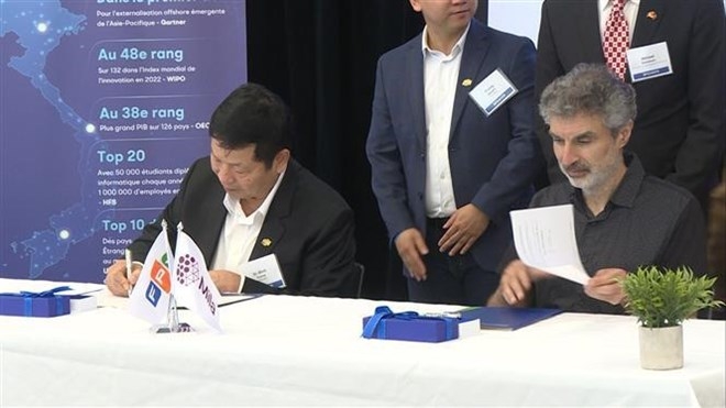 FPT集团董事长张嘉平与MILA创始人约书亚·本吉奥签署合作协议。