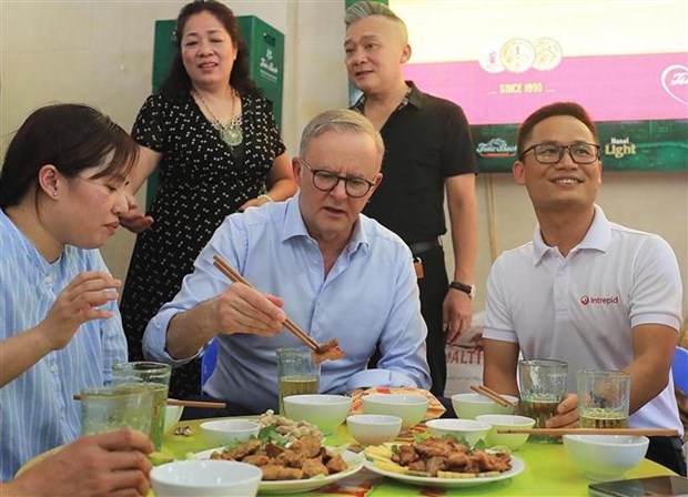 澳大利亚总理安东尼·阿尔巴尼斯品尝越南的烤五花肉。