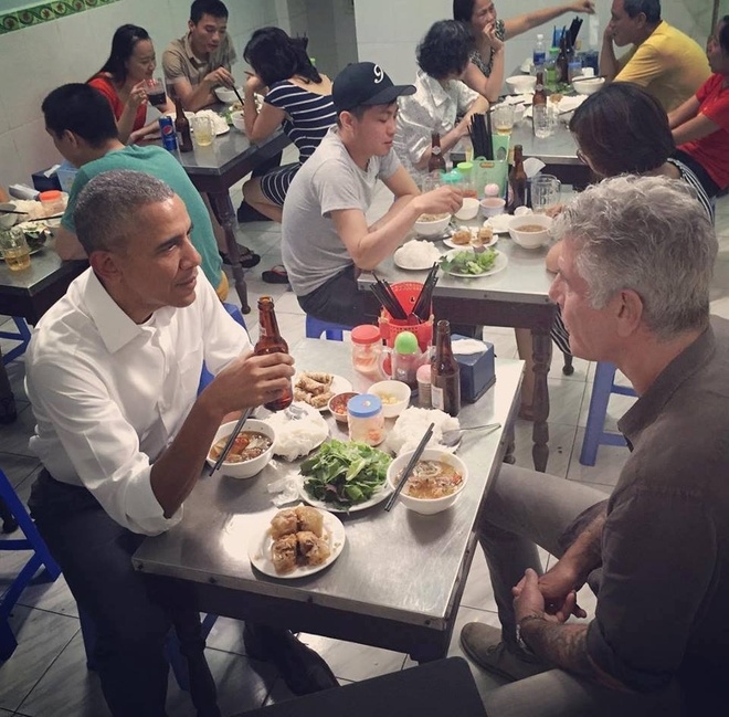 原美国总统奥巴马2016年品尝河内烤肉粉。