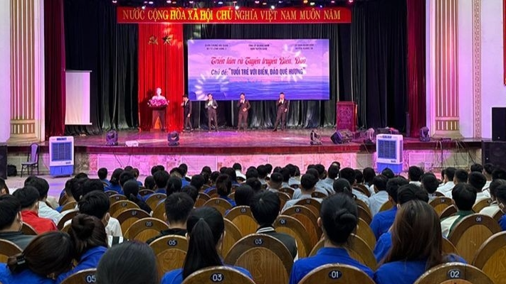 “青年与家乡海洋岛屿”的资料图片展在广南省举行。