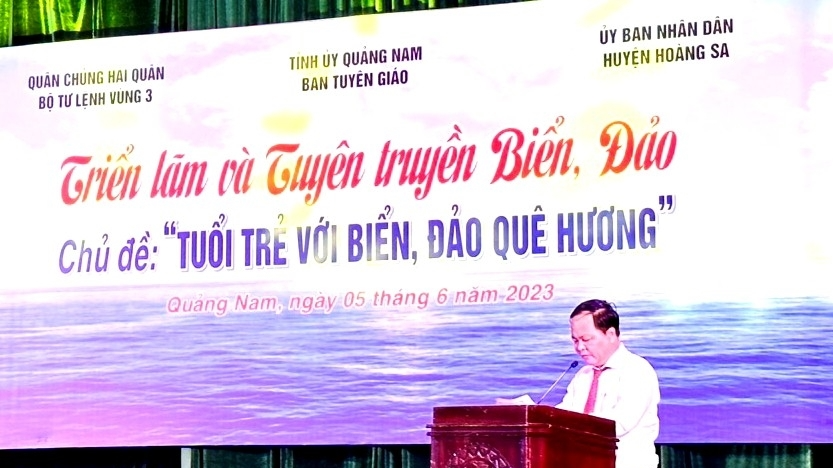 广南省人民委员会副主席阮洪光在开幕式上发言。