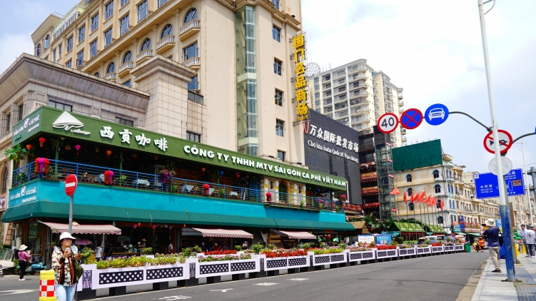 东兴市新华路是越南商品专卖店最多的地方。西贡咖啡店就位于这条路上。