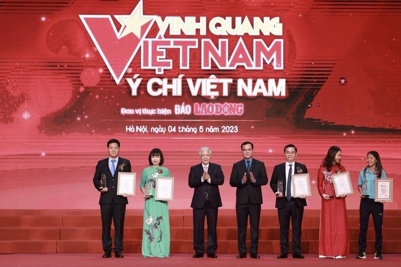 越南劳动总联合会主席阮廷康、 越南祖国阵线中央委员会主席杜文战向各组织和个人颁发“光荣越南”奖项和证书。