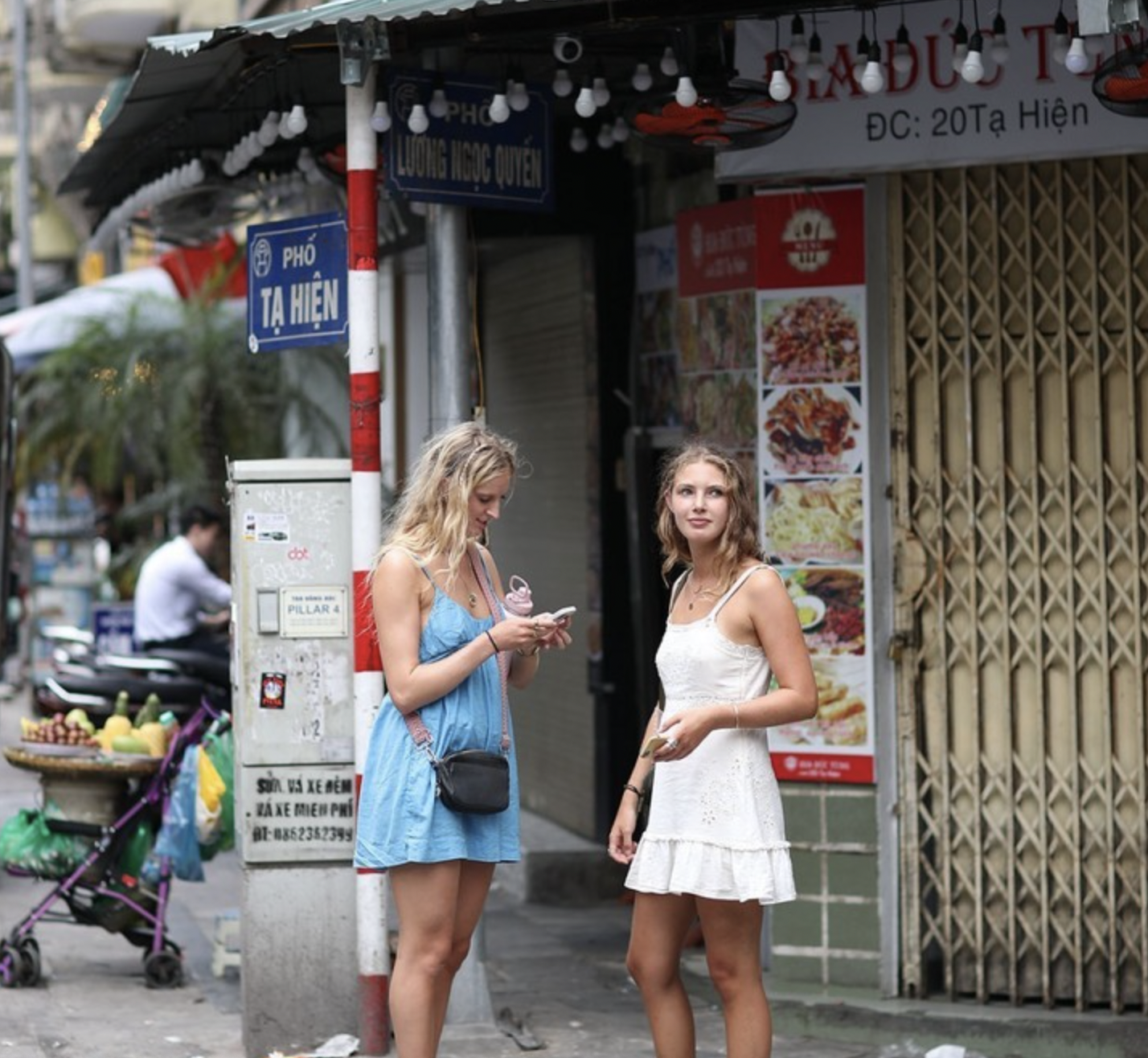 外国游客轻松游览河内古街。