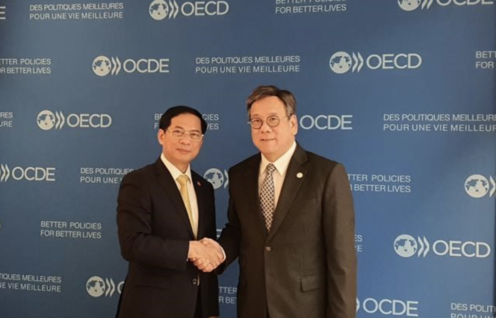 越南外交部部长裴青山会见了香港商务及经济发展局局长丘应桦（Algernon Yau Ying-wah）先生。