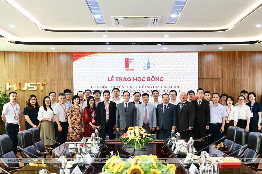 在越南的台湾商人劝学会为河内理工大学研究生颁发奖学金。