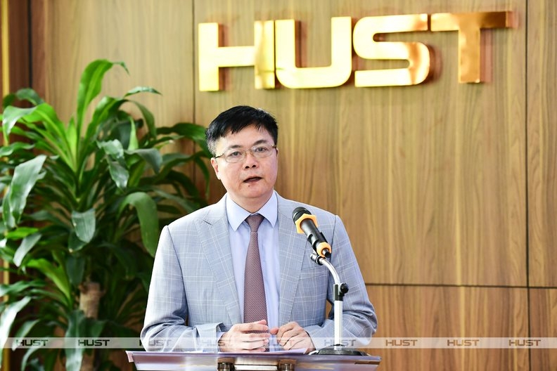 阮风田副教授在仪式上发表讲话时表示，河内理工大学始终为学生学习、研究和创造最佳条件。