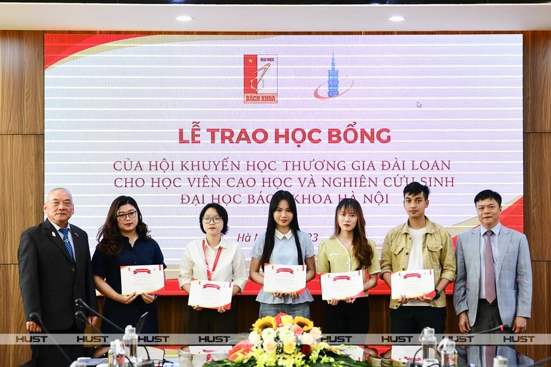 在越南的台湾商人劝学会为河内理工大学研究生颁发奖学金。