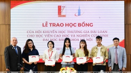 在越南的台湾商人劝学会为河内理工大学研究生颁发奖学金