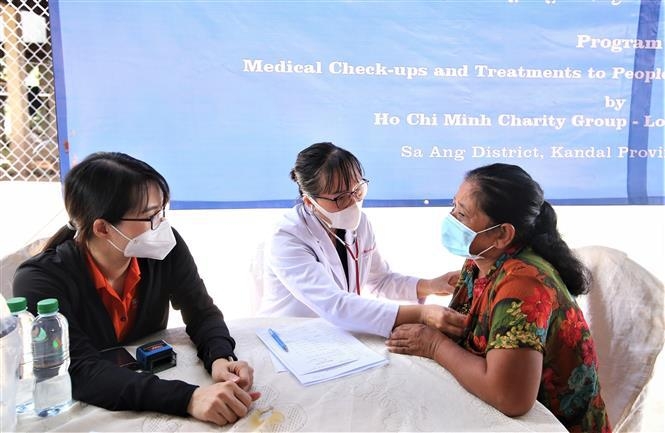 越南志愿医生为柬埔寨人民提供免费看病治疗服务。