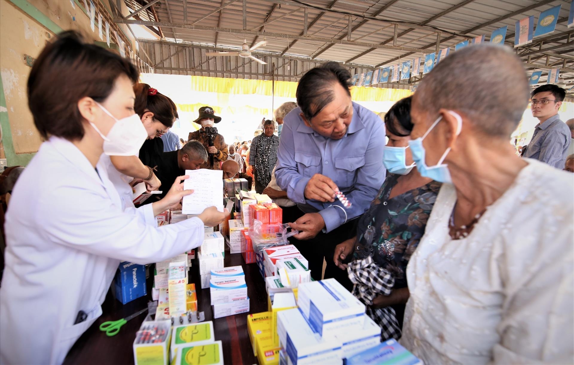 越南志愿医生为柬埔寨人民提供免费治病药物。