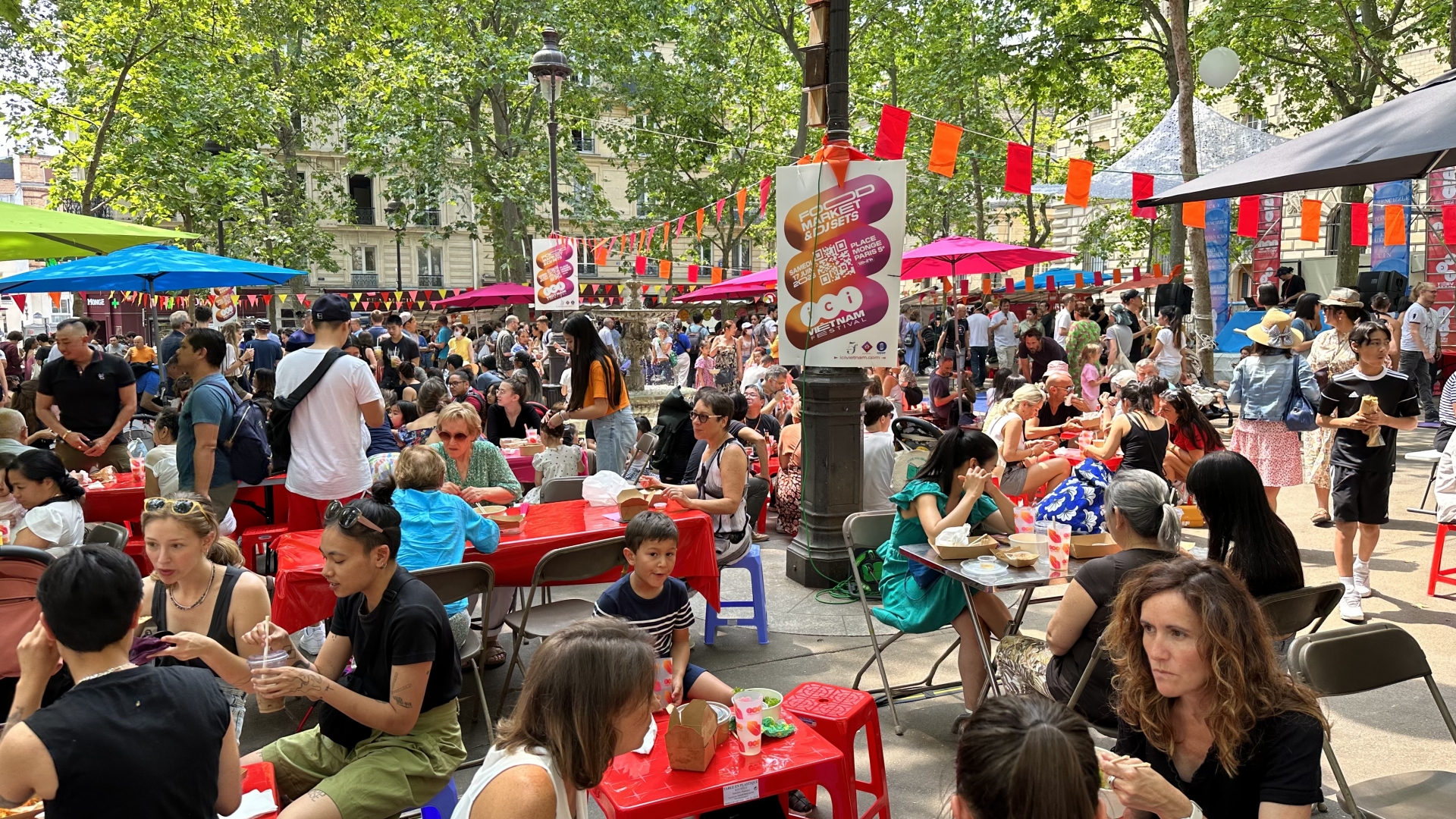 热闹非凡的越南街头美食节亮相法国。