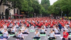 国际瑜伽日活动：上演了一场千人瑜伽秀