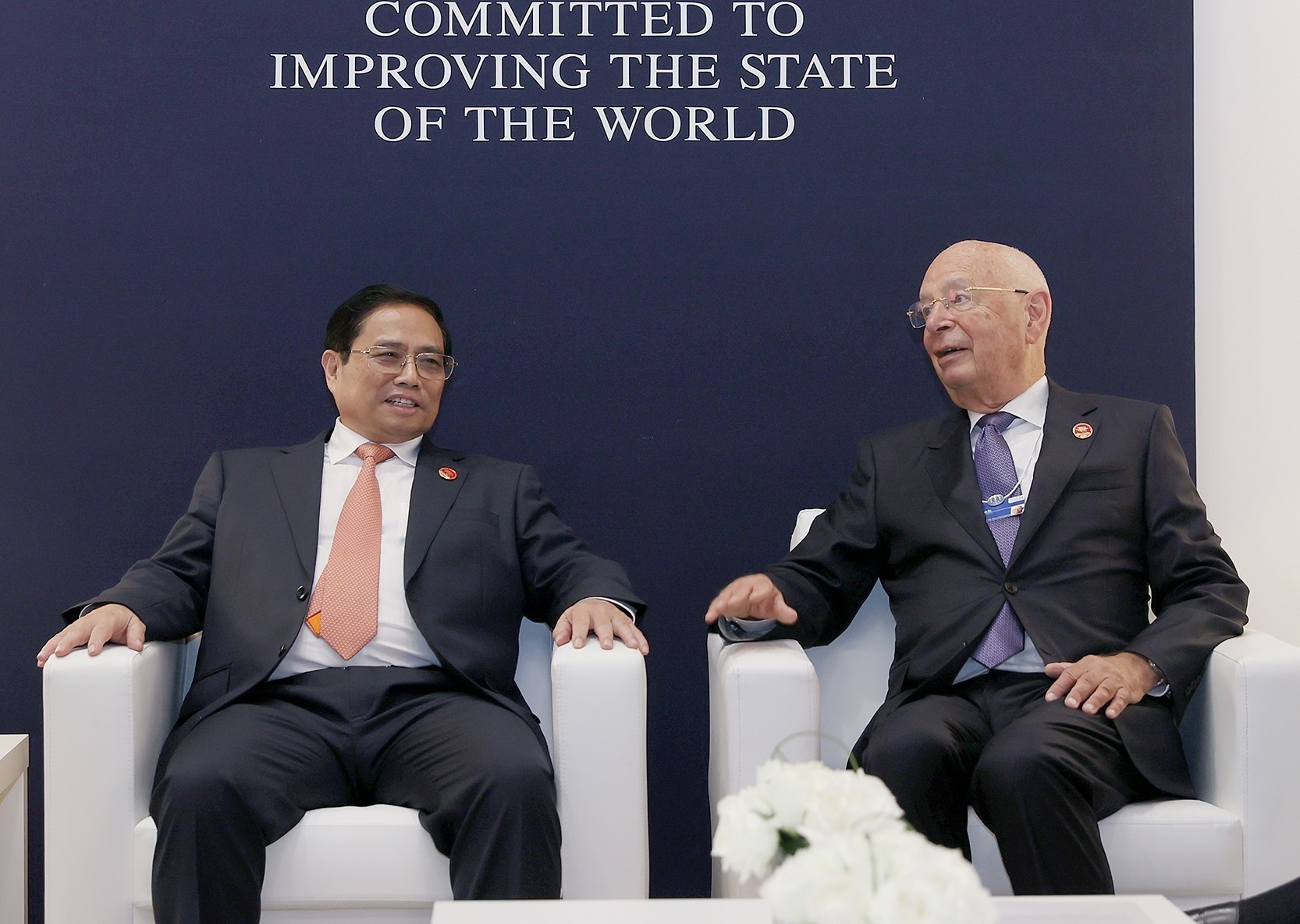 越南政府总理范明政（左）与世界经济论坛创始人兼执行主席克劳斯·施瓦布（右）。
