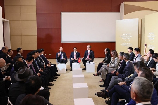 范明政总理出席越南与世界经济论坛国家战略对话会。图自越通社