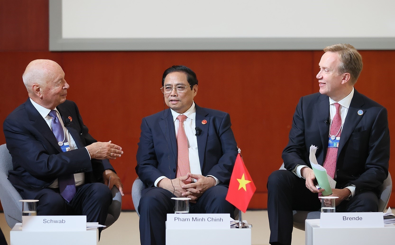 范明政总理（中）与世界经济论坛创始人兼执行主席克劳斯·施瓦布（左）和世界经济论坛主席博尔格·布伦德（右）进行交谈。图自越通社