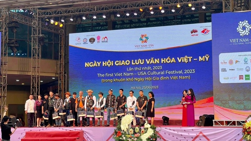 面向纪念越南与美国建交28周年之际，第一次越美文化交流日6月25日在河内市正式开幕。