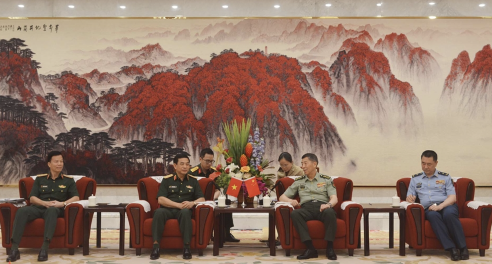 潘文江部长与李尚福部长进行交谈。
