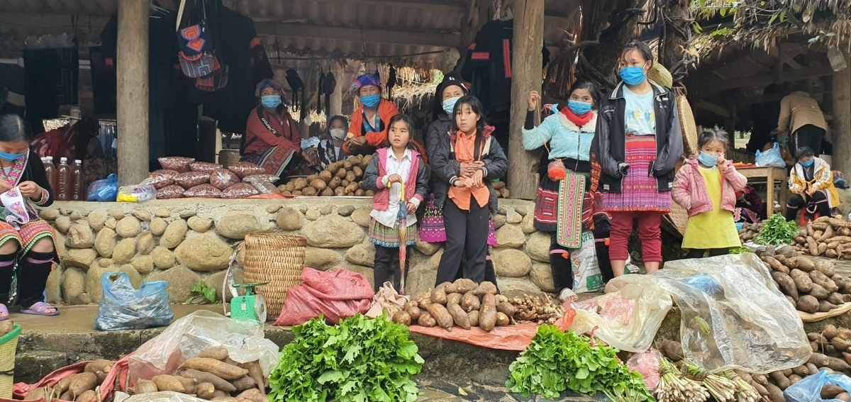 每逢周六，莱州省风土县辛溪湖（Sin Suoi Ho）村集市都挤满了游客和各族同胞。