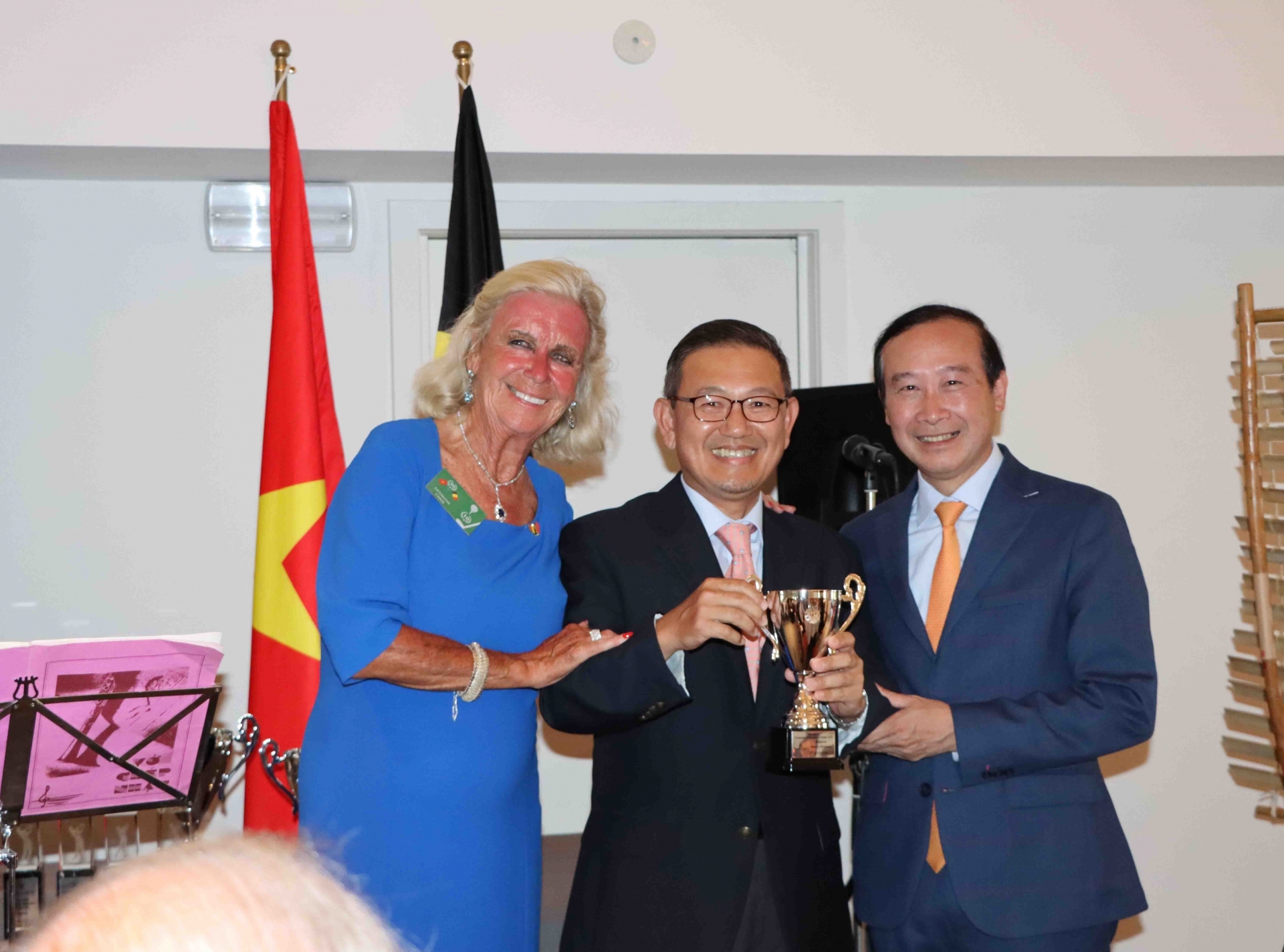 越南驻比利时大使馆与在会安的越南含二恶英橙剂受害者协会比利时代表Chris Geykens联合举行的年度活动。