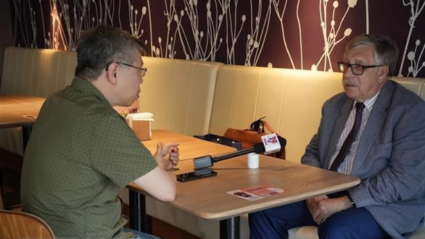 俄越友好协会副主席皮特·茨维托夫接受越通社驻莫斯科记者的采访。