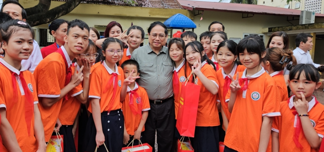 范明政总理和河内残疾儿童养育中心的儿童。