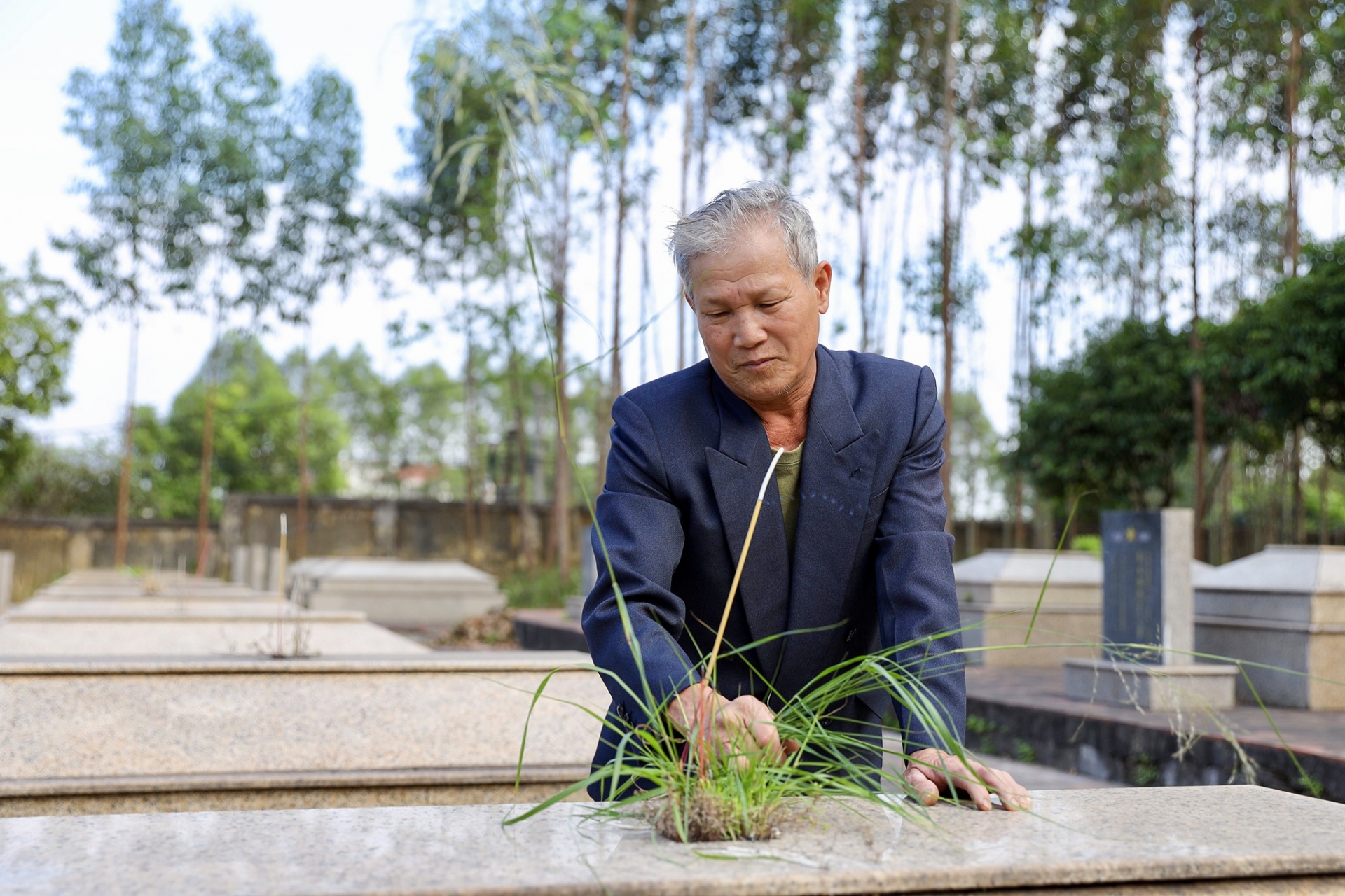 杨光建先生在北江省浪江县道美乡志愿军烈士陵园工作了26年。