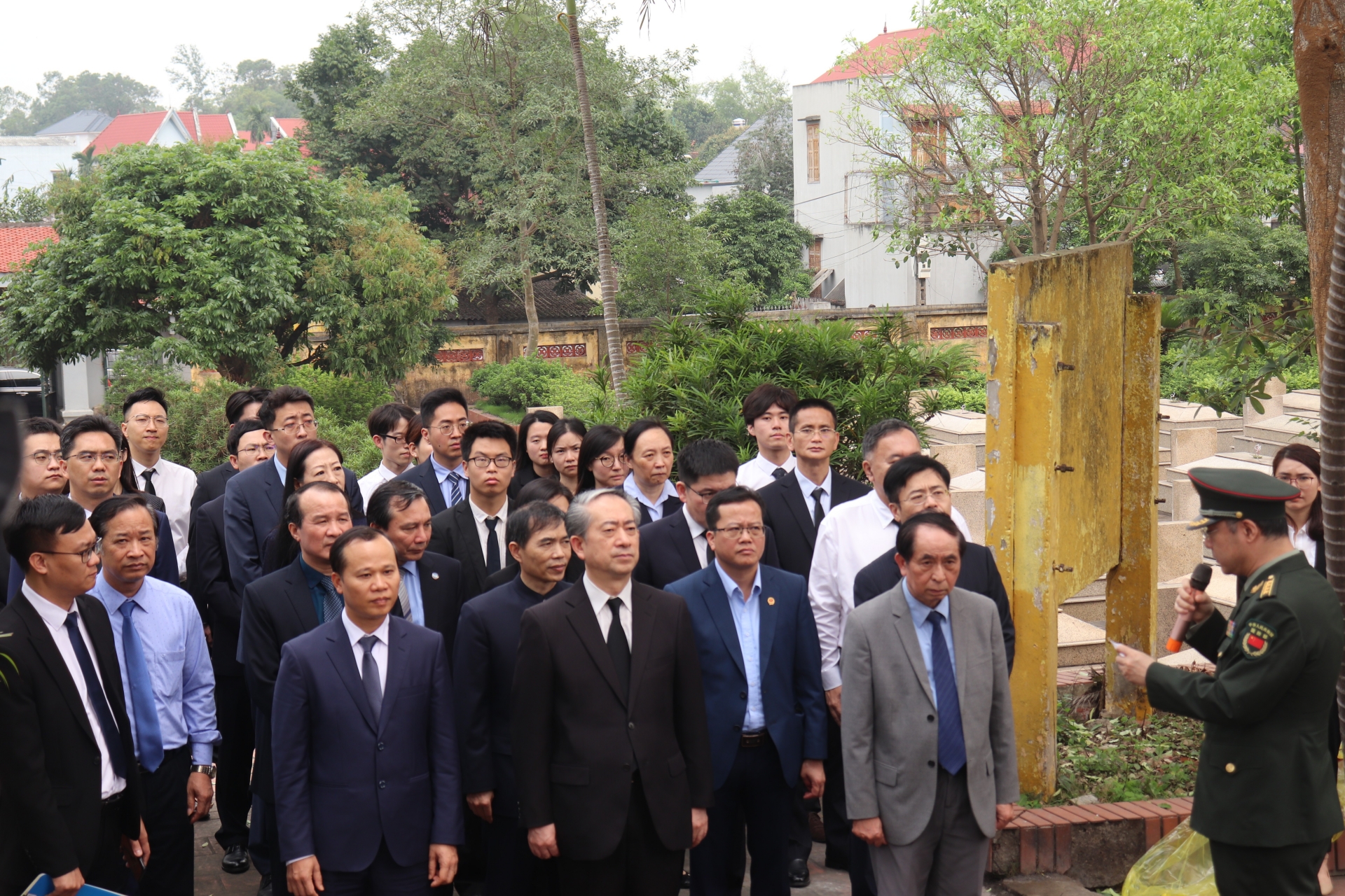 熊波大使率中国驻越南大使馆代表团祭拜桃美社中国志愿军烈士陵园。