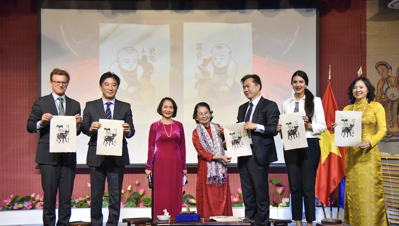 各国代表通过此次活动了解越南东湖民间画。