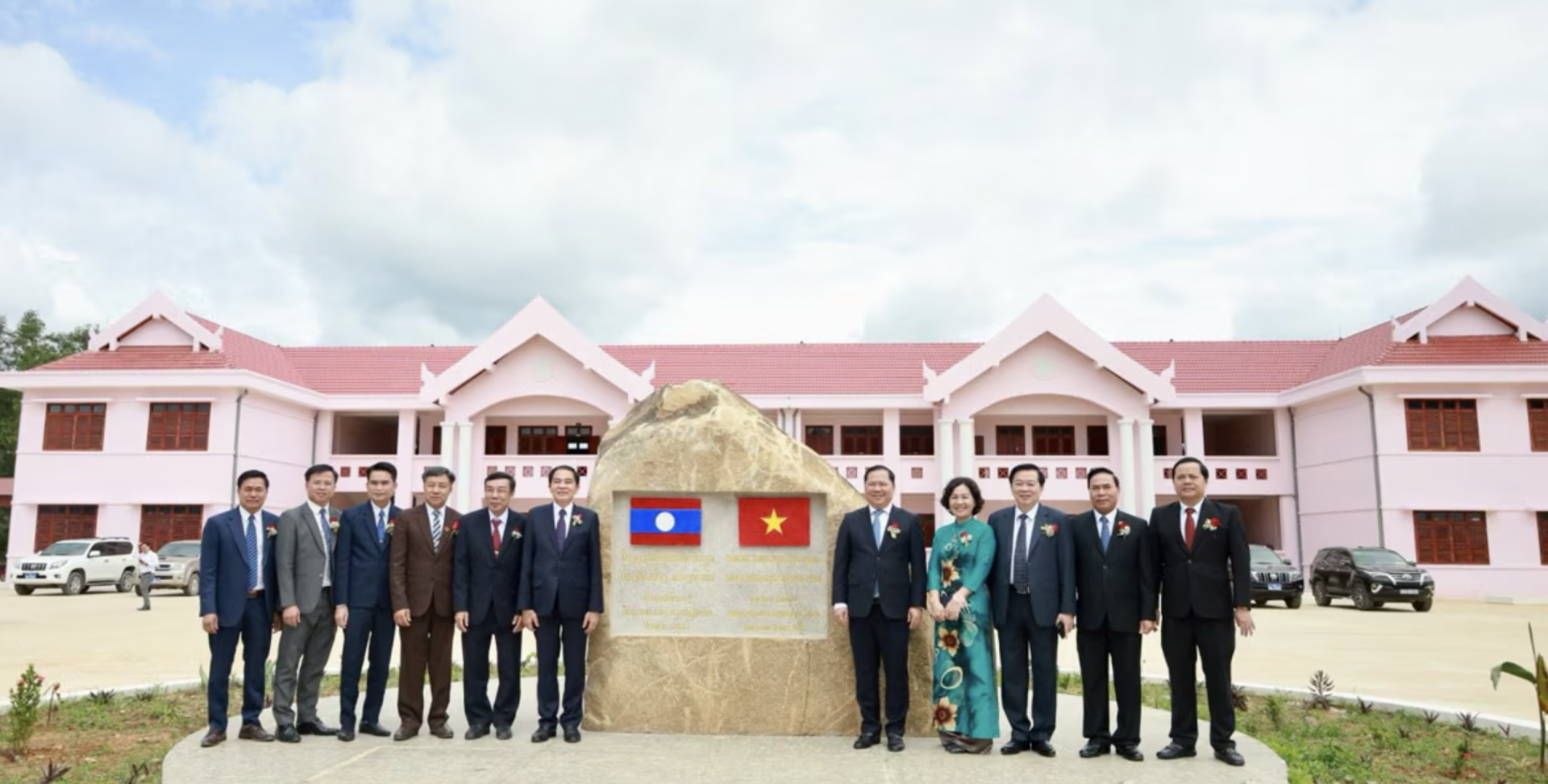越南援建的老挝华潘省华盟县高中学校竣工交接仪式今日举行。