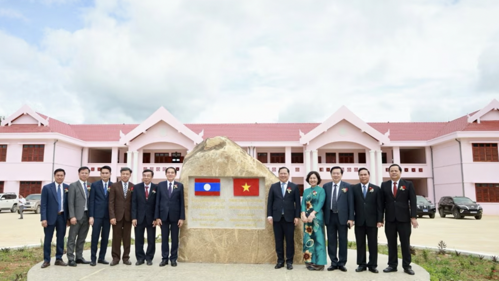越南援建的老挝华潘省华盟县高中学校竣工交接