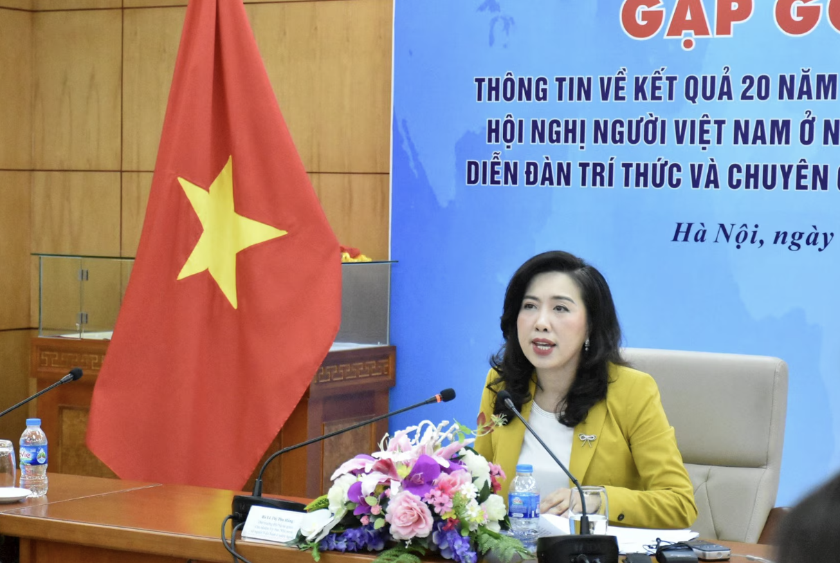 越南外交部副部长、海外越南人国家委员会主任黎氏秋恒发表讲话。