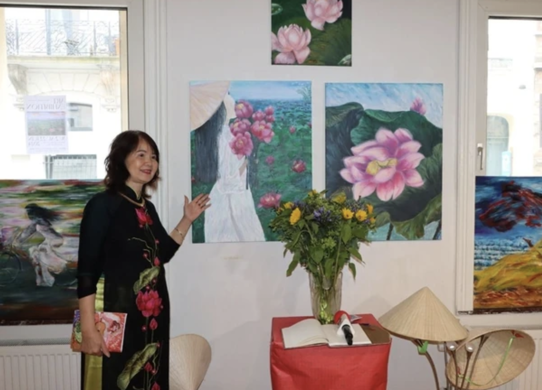 旅居比利时越南女画家通过画笔把对祖国的热爱倾注画卷之中。