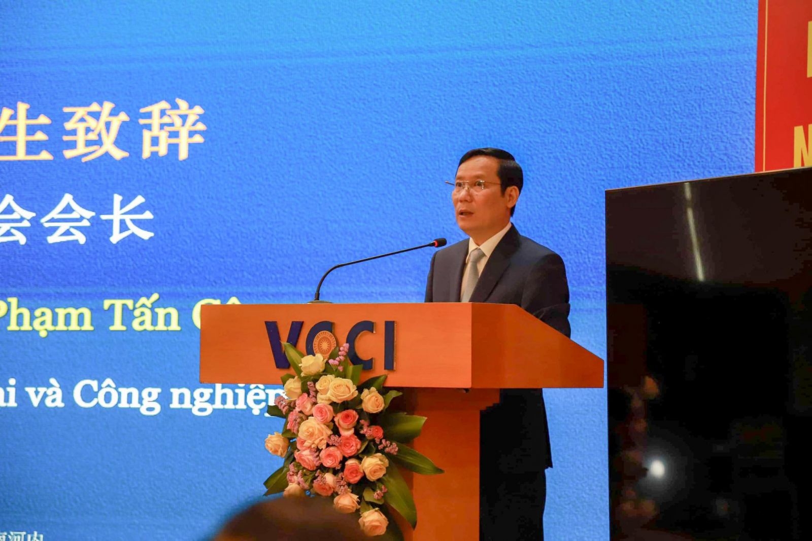越南工商联合会(VCCI)主席范晋功在越中商机对接会上发表讲话。