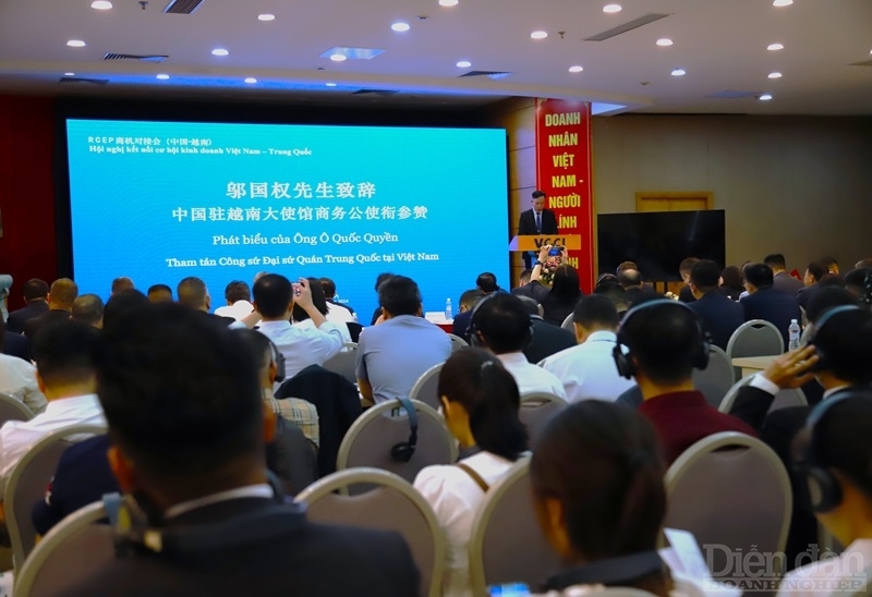 中国驻越南大使馆公使衔参赞邬国权发表讲话。