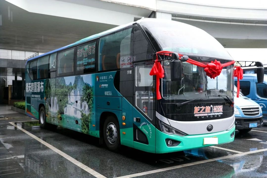 中国南宁—越南下龙国际直达客运线路大巴车。