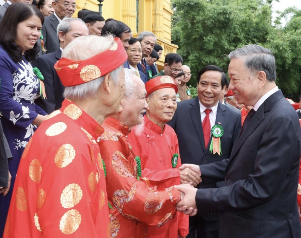 越南国家主席苏林于6月6日上午在主席府会见越南全国优秀老年人代表团。