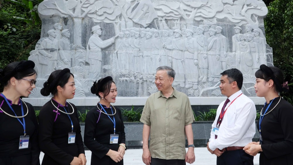 越南国家主席苏林在陈兴道林遗迹34名越南解放宣传解放队队员浮雕前与高平省民众交谈