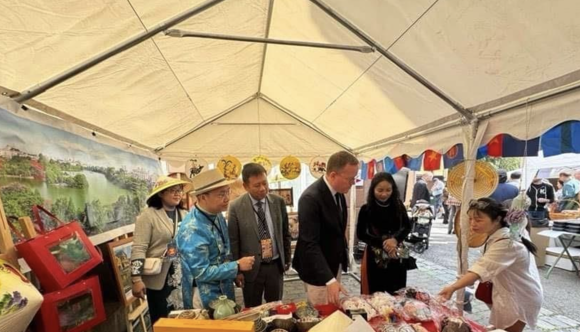 越南驻瑞典大使馆和旅瑞越南人介绍了越南农产品、食品、手工艺品、纺织品、藤竹制品等数百种产品。