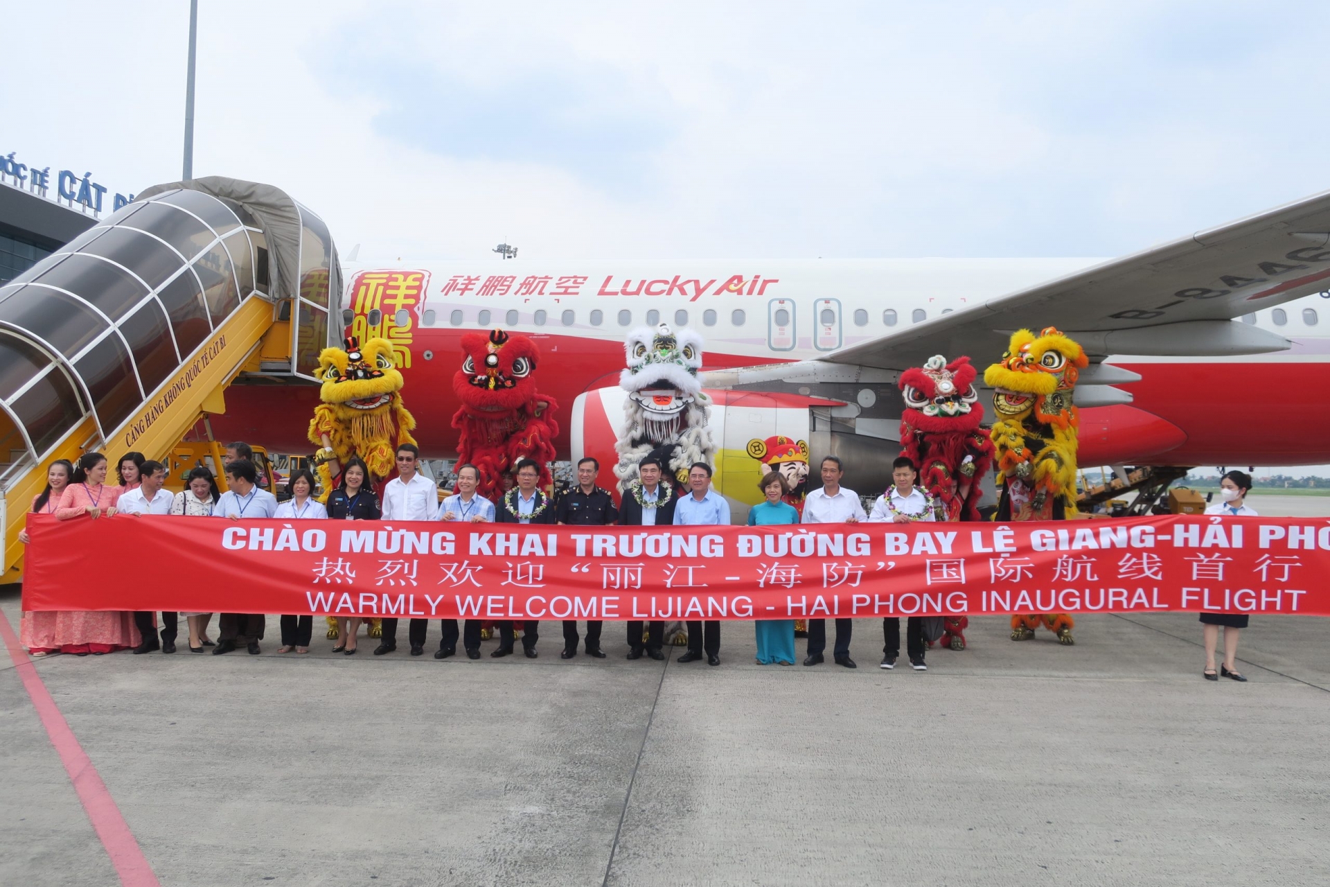6月15日中午12时45分钟，从中国云南省丽江起飞的首个航班已安全降落越南海防市吉碑国际机场。