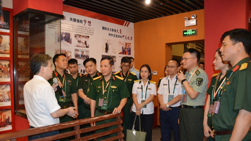 越南人民军青年军官代表团参观南溪山医院博物馆