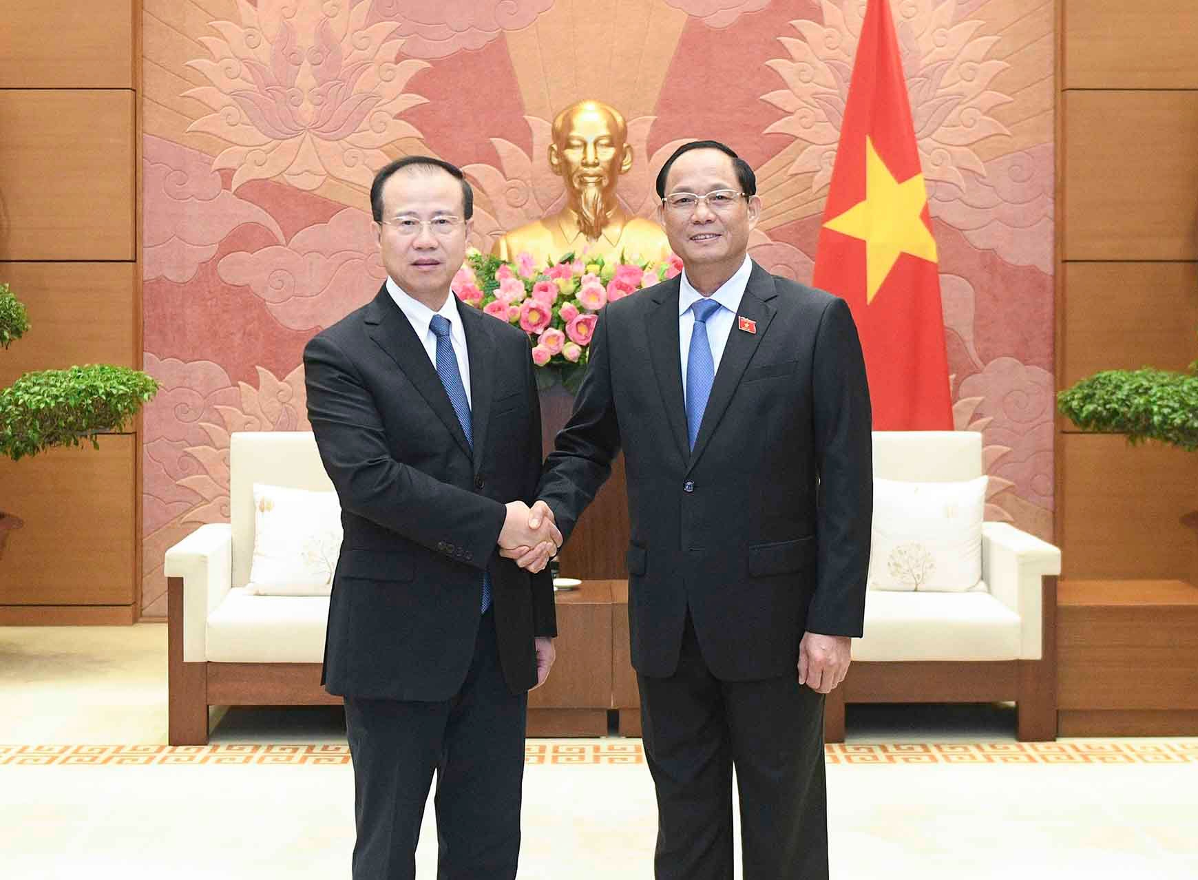 越南国会副主席陈光方在国会大厦会见了由中国全国人大外事委员会副主任委员傅自应。