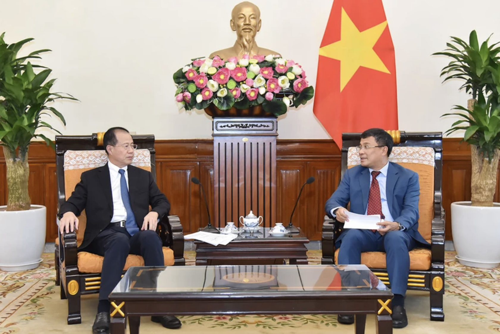 越南外交部常务副部长阮明宇会见了中国全国人大常委、中国全国人大外事委员会副主任委员傅自应。