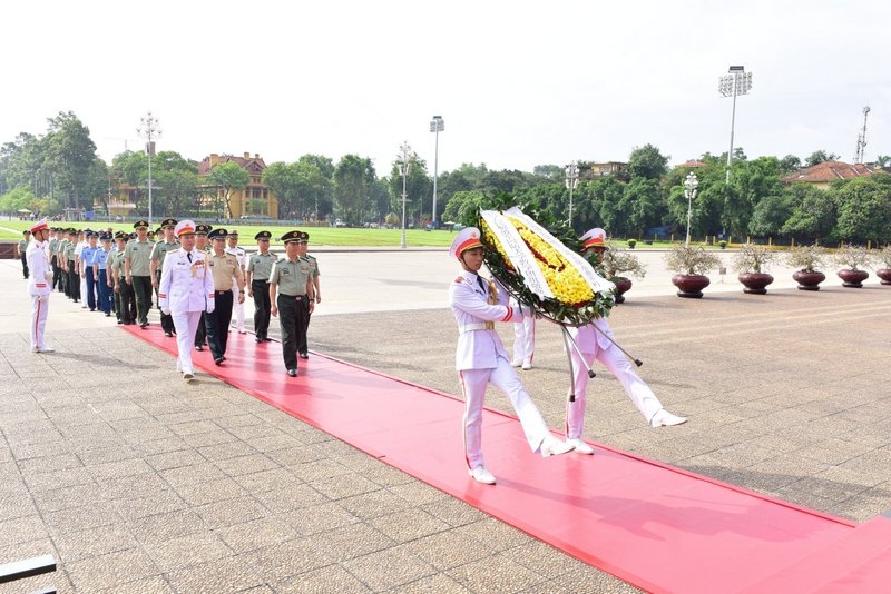 中国国防大学代表团向胡志明主席陵敬献花圈