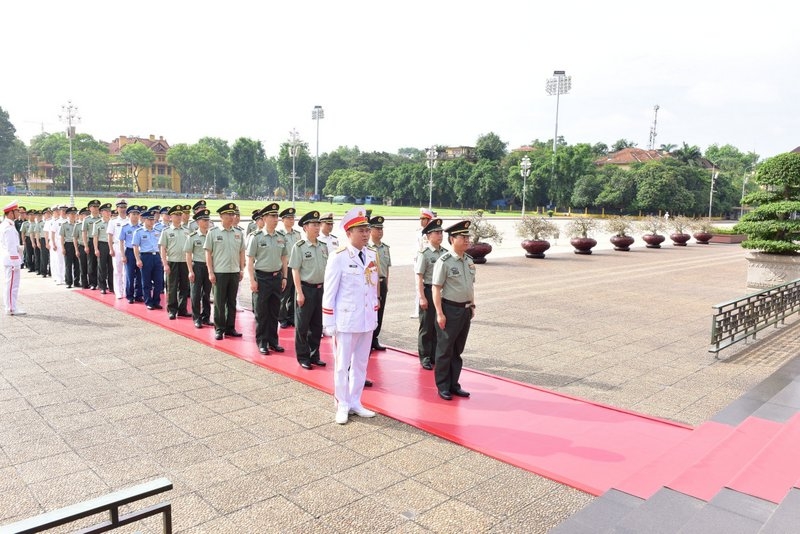 中国国防大学代表团向胡志明主席陵敬献花圈