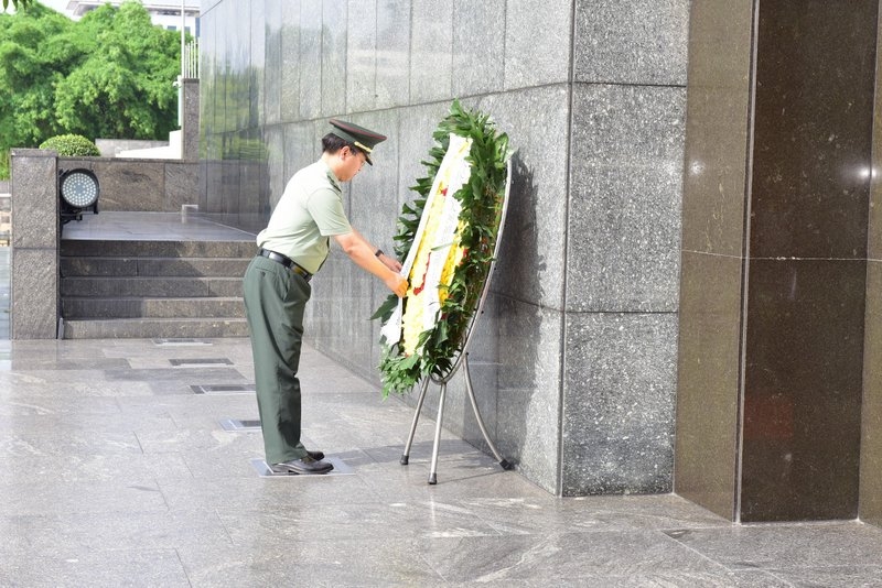 中国国防大学代表团向胡志明主席陵敬献花圈