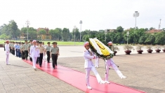中国国防大学代表团向胡志明主席陵敬献花圈